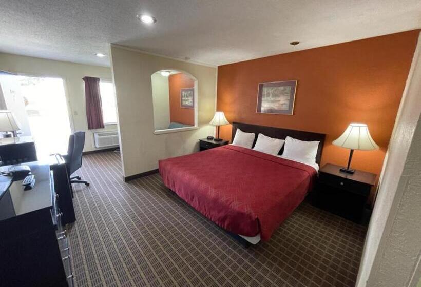 اتاق استاندارد با تخت بزرگ, Knights Inn & Suites Emporia