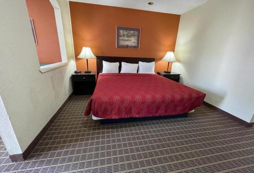 اتاق استاندارد با تخت بزرگ, Knights Inn & Suites Emporia