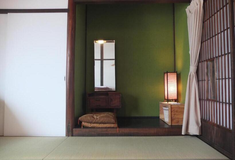اتاق استاندارد چهار تخته, Yomogi Guesthouse