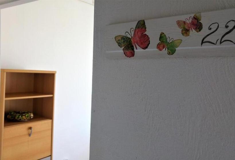 اتاق استاندارد یک نفره, Jurgis Guest House