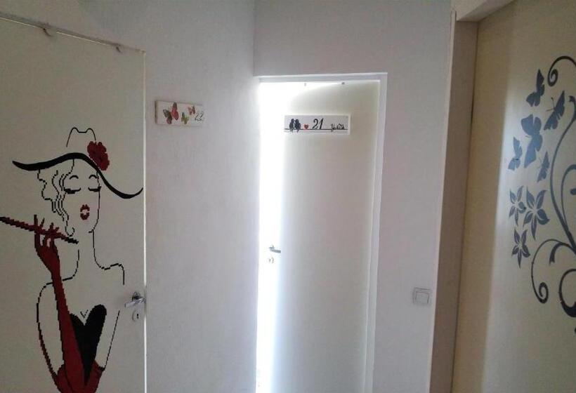 اتاق استاندارد یک نفره, Jurgis Guest House