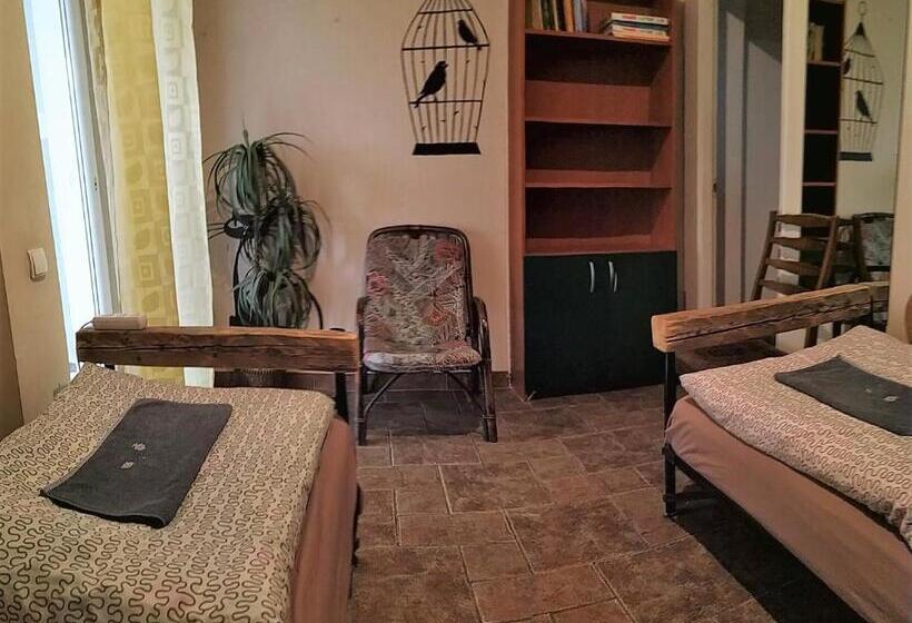 اتاق اکونومی, Jurgis Guest House