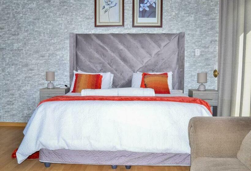 Deluxe Suite King Bed, Mountain Beauty