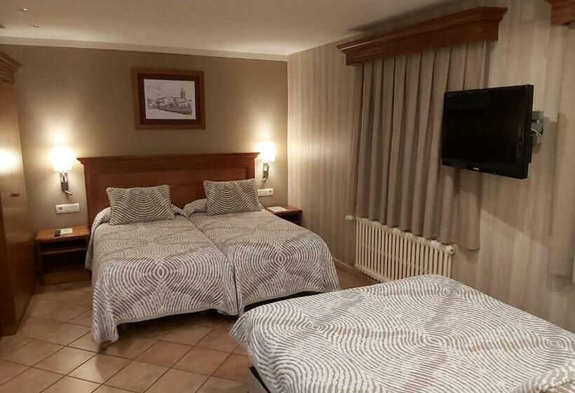 اتاق استاندارد سه نفره, Restaurante La Quadra