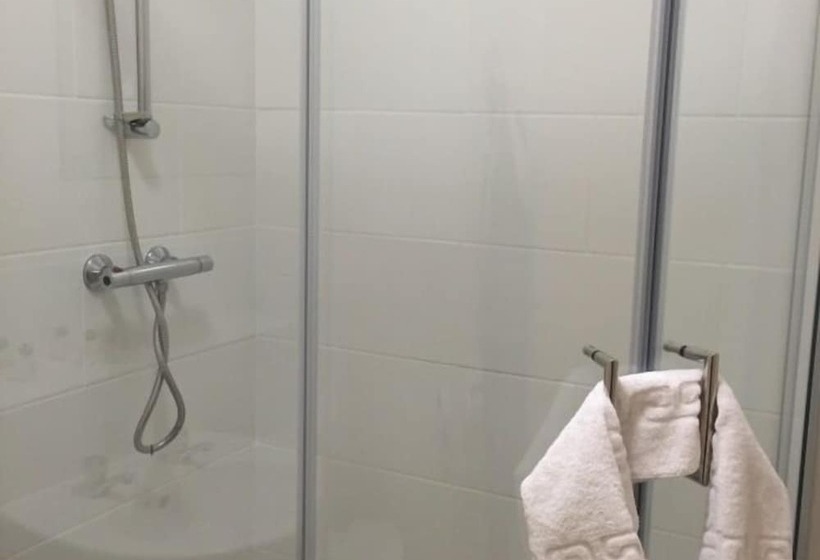 سوییت, Strawberry Bank Hotel, Nec