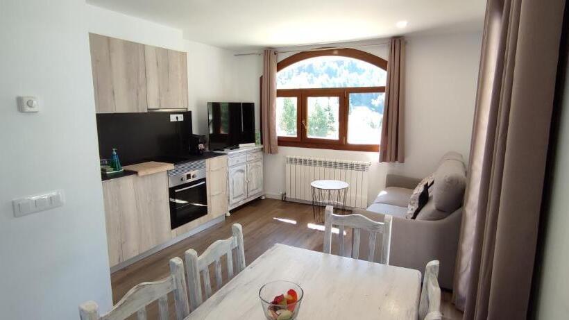 2 Chambres Appartement Vue Montagne, Apart Sant Andreu