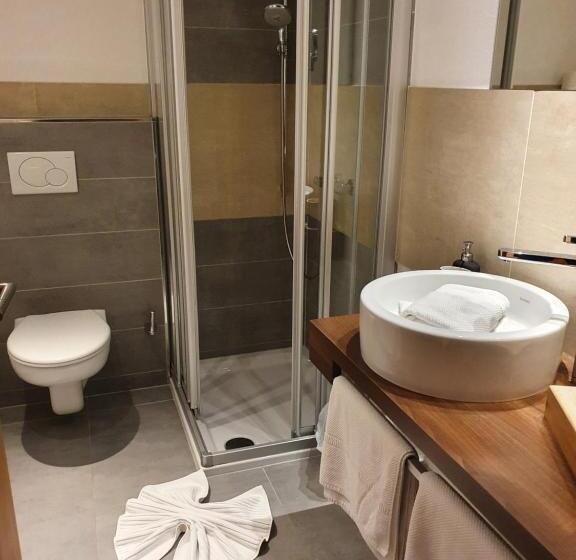 اتاق لوکس سه تخته, Boutique Hotel Alpenhof