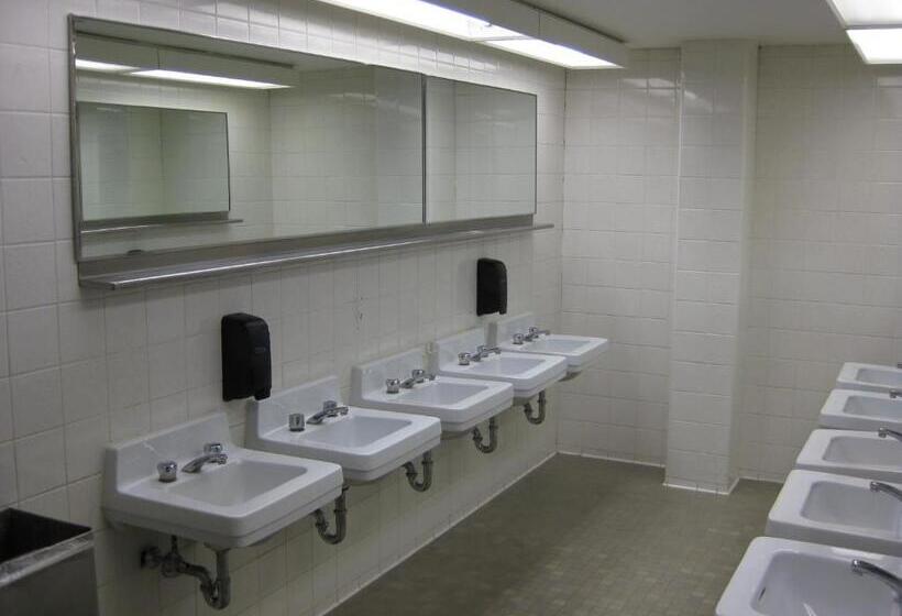 اتاق استاندارد با سرویس بهداشتی مشترک, University Of Toronto   New College Residence   Wilson Hall Residence