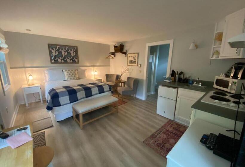 استودیوی لوکس, Hanscom's Motel & Cottages