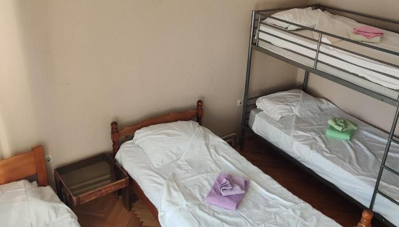 اتاق استاندارد سه نفره, Hostel Golub