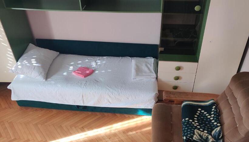 اتاق لوکس, Hostel Golub