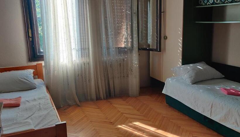 اتاق لوکس, Hostel Golub