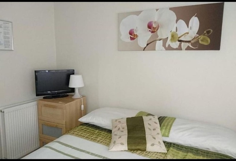 1 Bedroom Apartment City View, Family Room Sleeps 3 With 1 Double And 1 Single Bed Ground Floor Private Shower