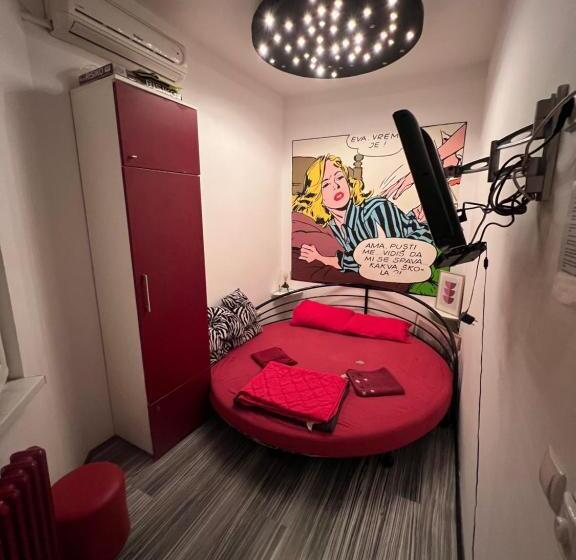 اتاق استاندارد, Pop Art Hostel