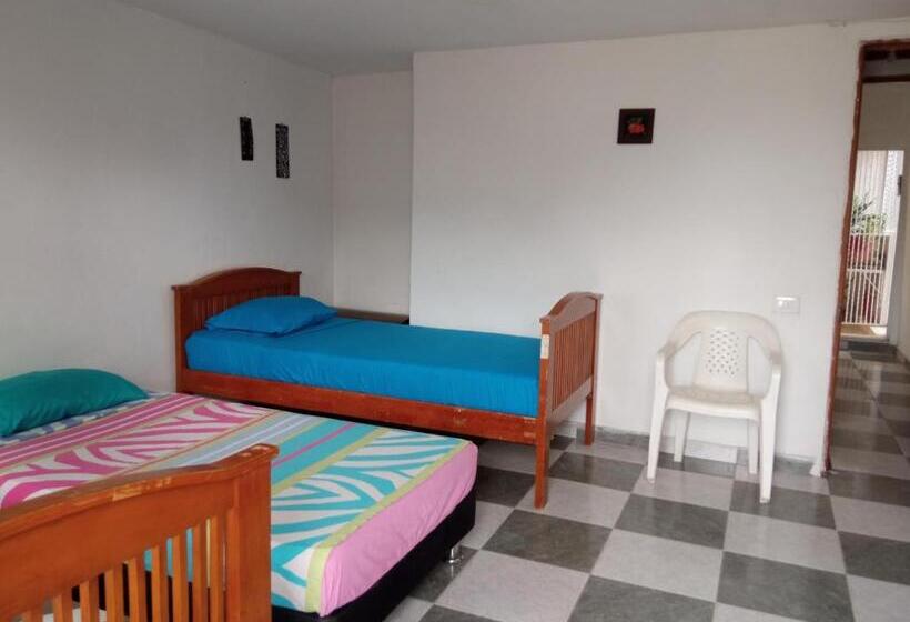اتاق استاندارد سه تخته با بالکن, Casa El Prado Hostal