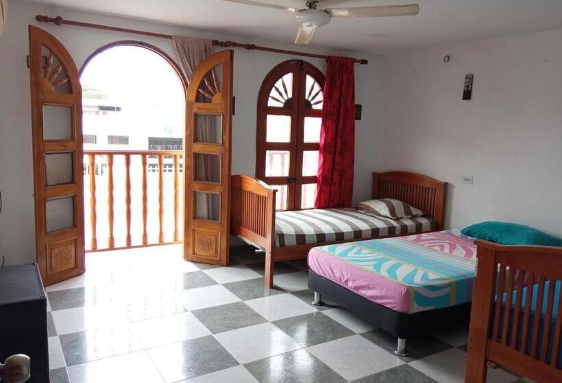 اتاق استاندارد سه تخته با بالکن, Casa El Prado Hostal