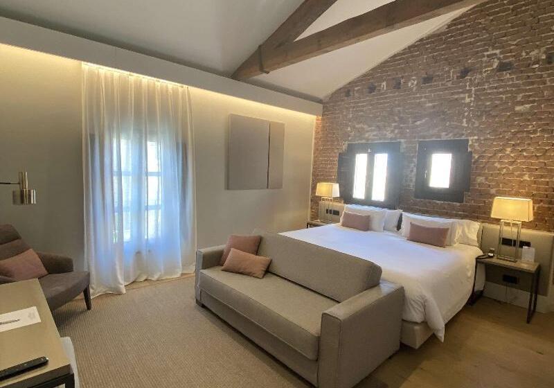 سوئیت جونیور با تخت بزرگ, Sofraga Palacio