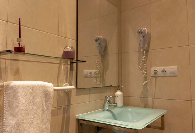 اتاق یک نفره پایه با سرویس بهداشتی مشترک, Hi Valencia Canovas