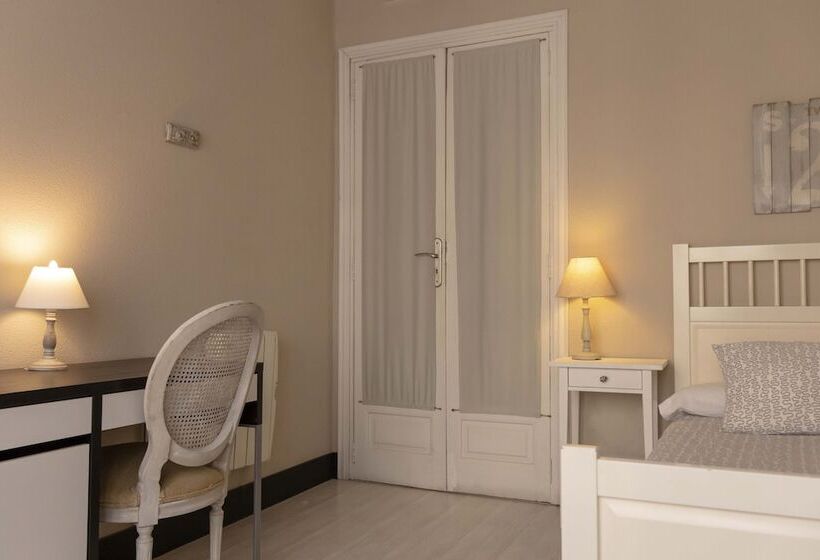 اتاق یک نفره پایه با سرویس بهداشتی مشترک, Hi Valencia Canovas