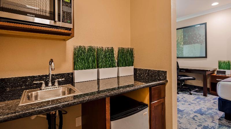 سوئیت برای معلولان, Best Western Plus Avita Suites