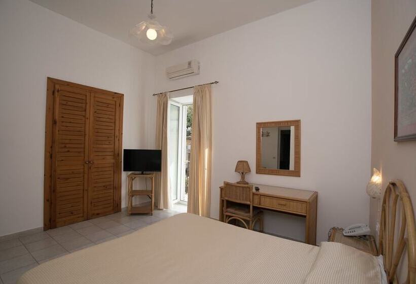 Standard Triple Room, Il Nespolo