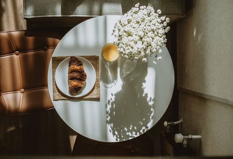 استودیوی استاندارد, Luxury Inn