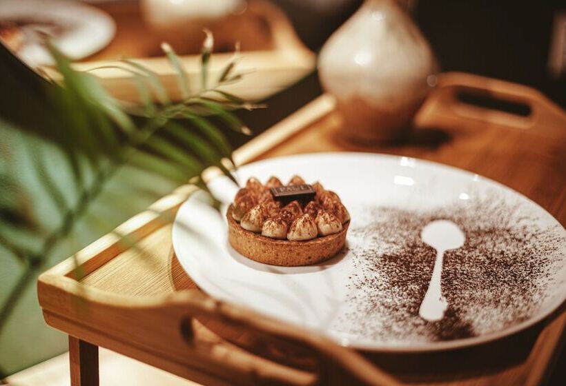 استودیوی استاندارد, Luxury Inn