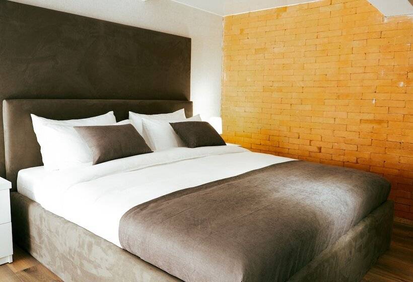 استودیوی استاندارد, Luxury Inn