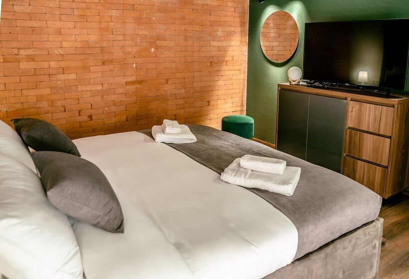 استودیوی استاندارد, Luxury Inn
