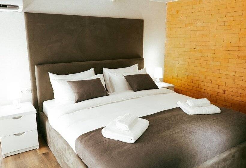 استودیوی استاندارد, Luxury Inn