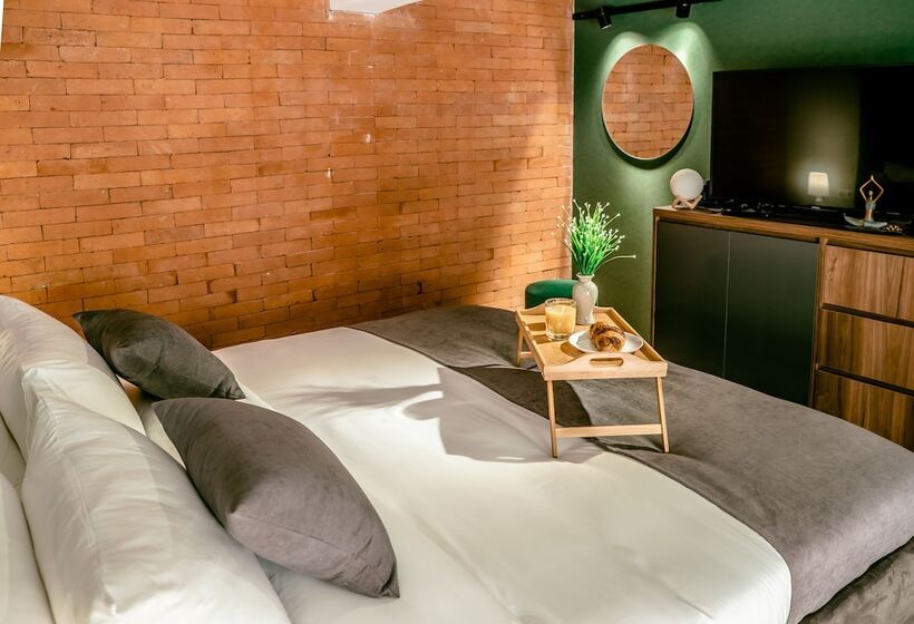 استودیوی استاندارد, Luxury Inn