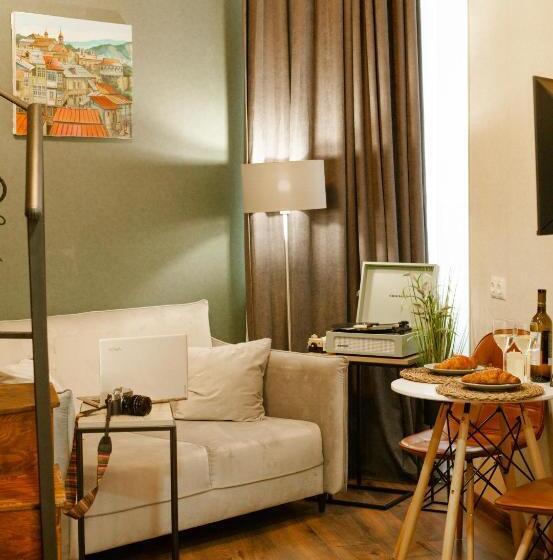 استودیوی استاندارد, Luxury Inn