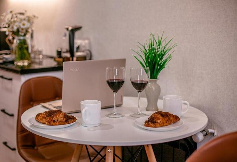 استودیوی استاندارد, Luxury Inn