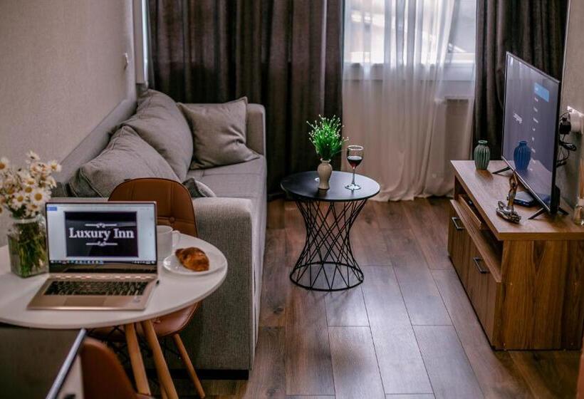 استودیوی استاندارد, Luxury Inn