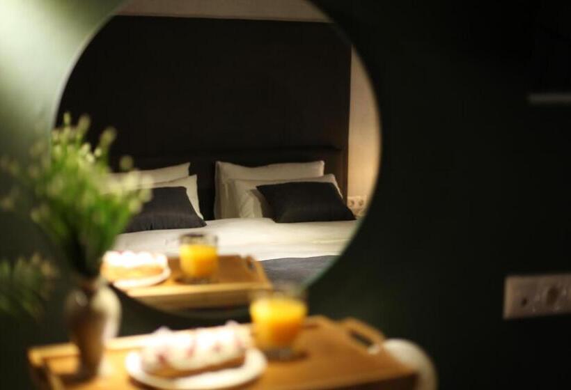 استودیوی استاندارد, Luxury Inn