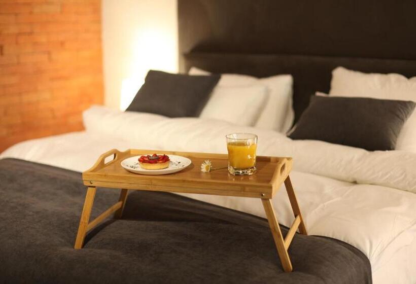 استودیوی استاندارد, Luxury Inn