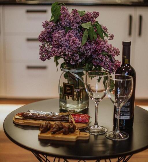 استودیوی استاندارد, Luxury Inn