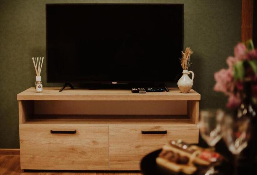 استودیوی استاندارد, Luxury Inn
