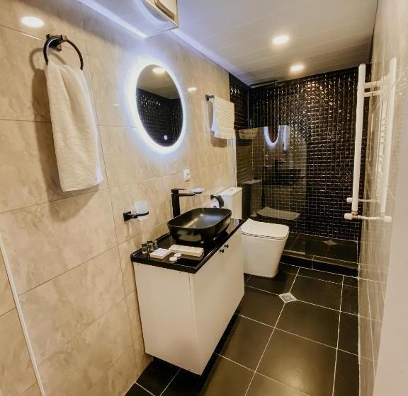 استودیوی استاندارد, Luxury Inn