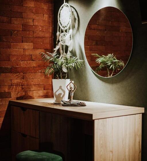 استودیوی استاندارد, Luxury Inn