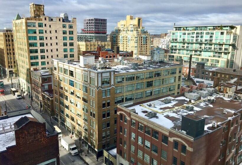 اتاق استاندارد با تخت دوبل برای معلولان, Revery Toronto Downtown, Curio Collection By Hilton
