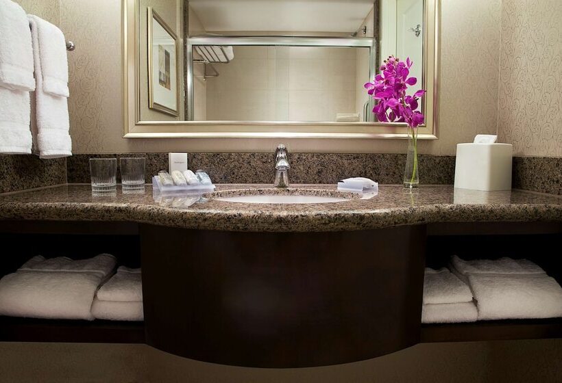 اتاق استاندارد با تخت دوبل برای معلولان, Revery Toronto Downtown, Curio Collection By Hilton