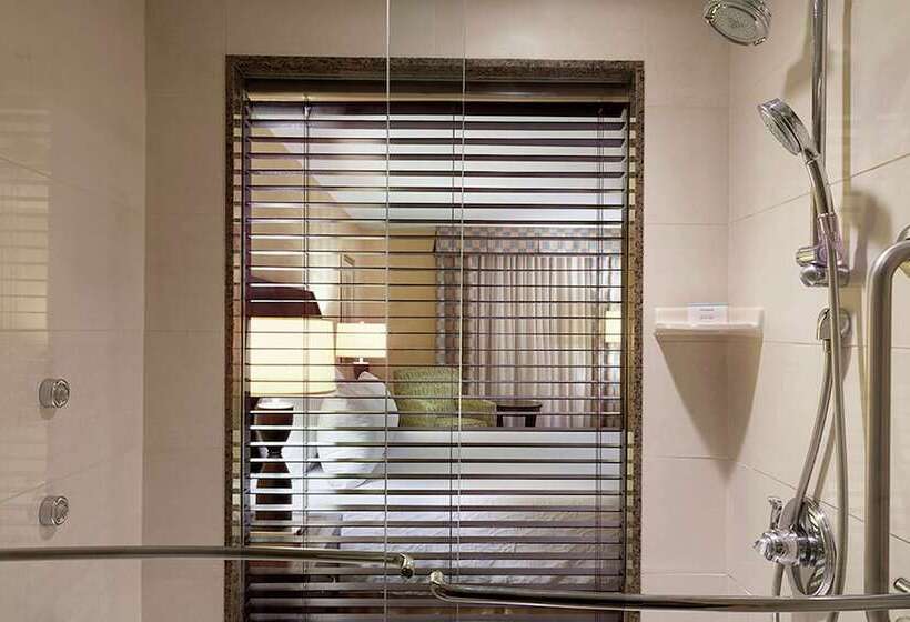 اتاق استاندارد با تخت دوبل برای معلولان, Revery Toronto Downtown, Curio Collection By Hilton