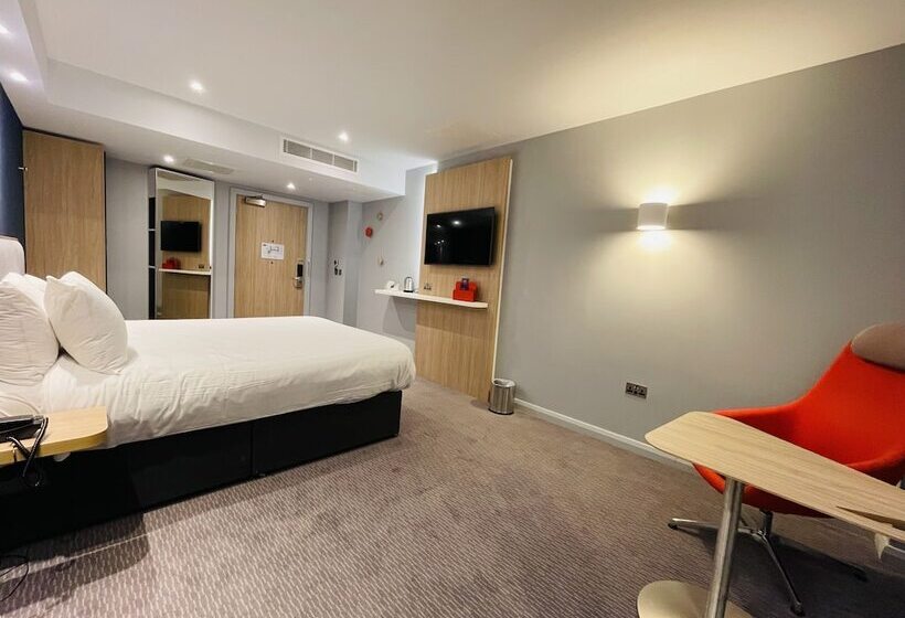 Standard Room Double Bed Adapted for people with reduced mobility, Holiday Inn Express Cheltenham Town Centre