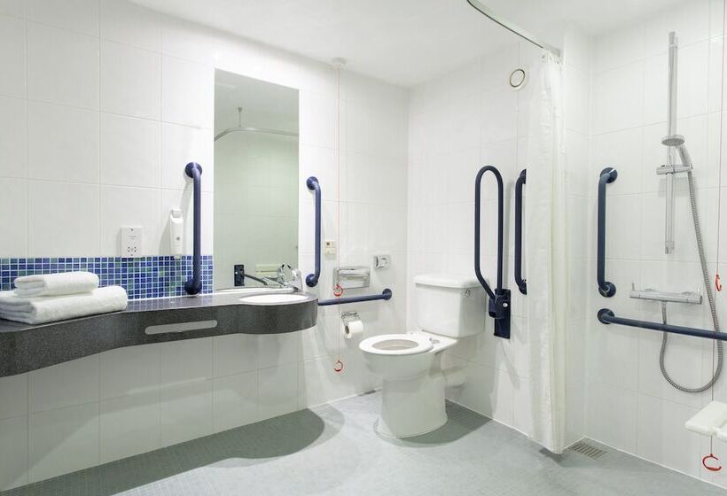 Standard Room Adapted for people with reduced mobility, Holiday Inn Express Cheltenham Town Centre