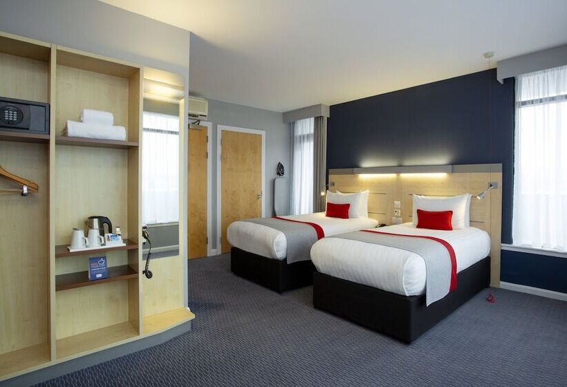 Habitación Estándar Adaptada para Discapacitados, Holiday Inn Express Cheltenham Town Centre