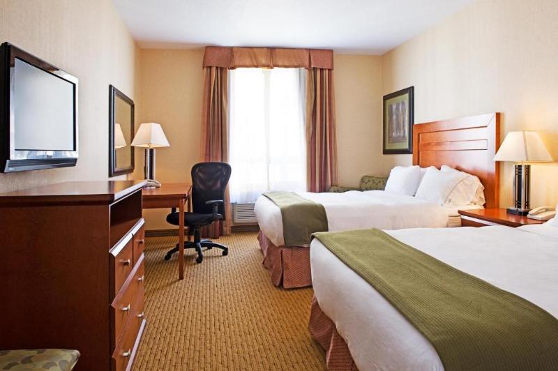 اتاق استاندارد با تخت دو نفره بزرگ, Holiday Inn Express Grande Prairie