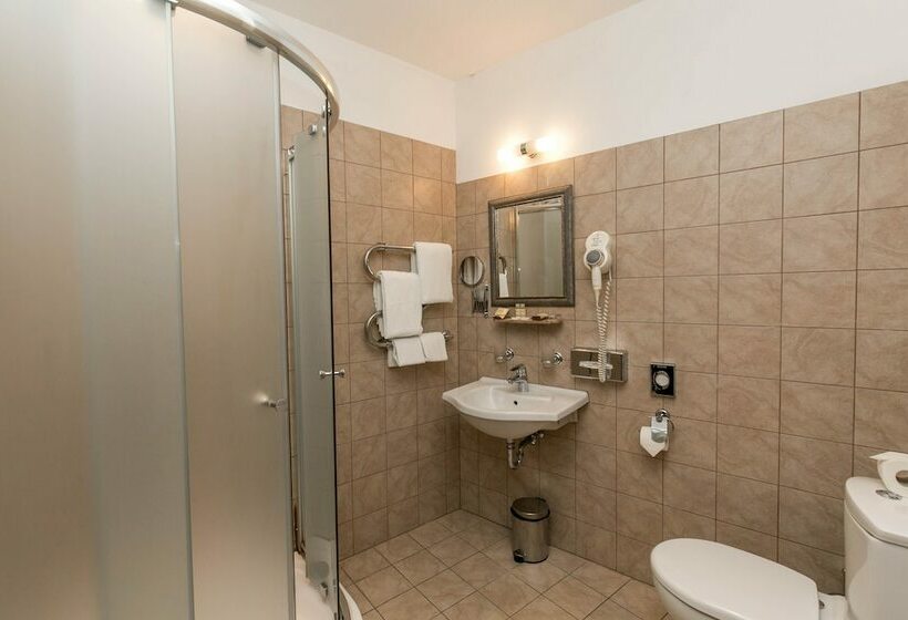 Quarto Estandar Individual, Justus