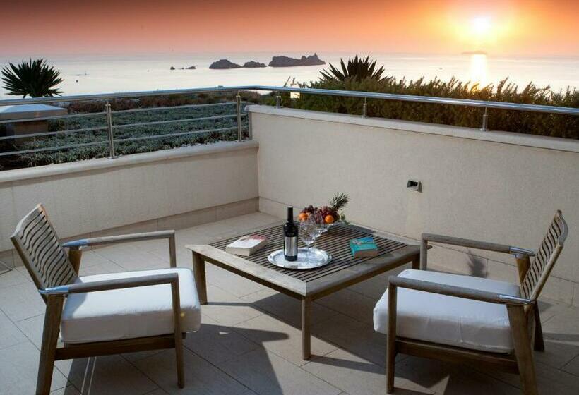 Deluxe Suite Sea View, More