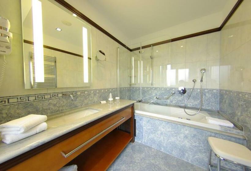 Deluxe Suite Sea View, More